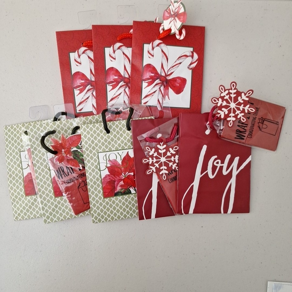 LOT OF 8 NEW VINTAGE CHRISTMAS GIFT BAGS w/ Tags and Tissue Paper 5.5" x 4.25" - Picture 3 of 10